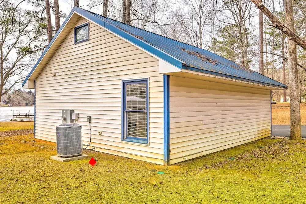 Lakefront Retreat With Private Docks & Gazebo!