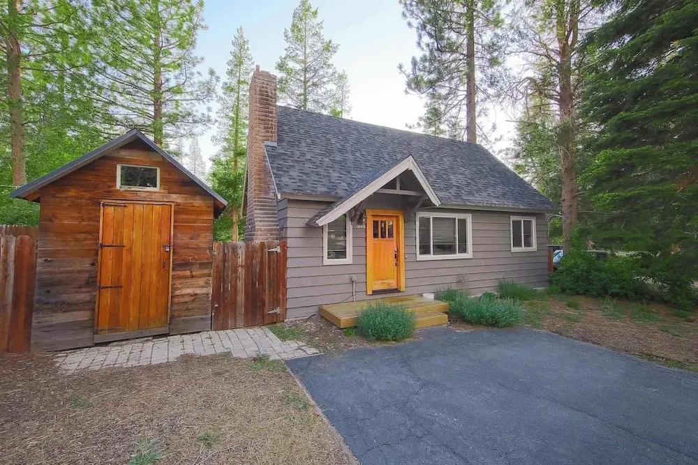 Dancing Bear Cabin Pet Friendly, Sleeps 4, Totally Cute!