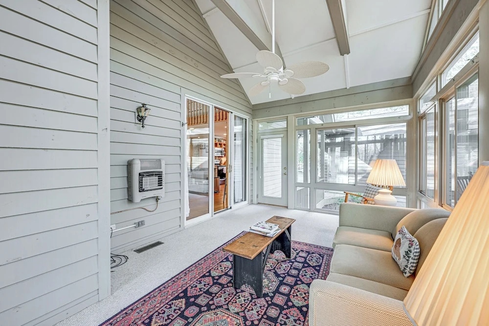 < 1 Mi to Marina: Ford Mountain Retreat w/ Deck
