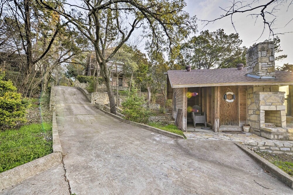 Bright n Breezy Waterfront Lake Granbury Getaway!