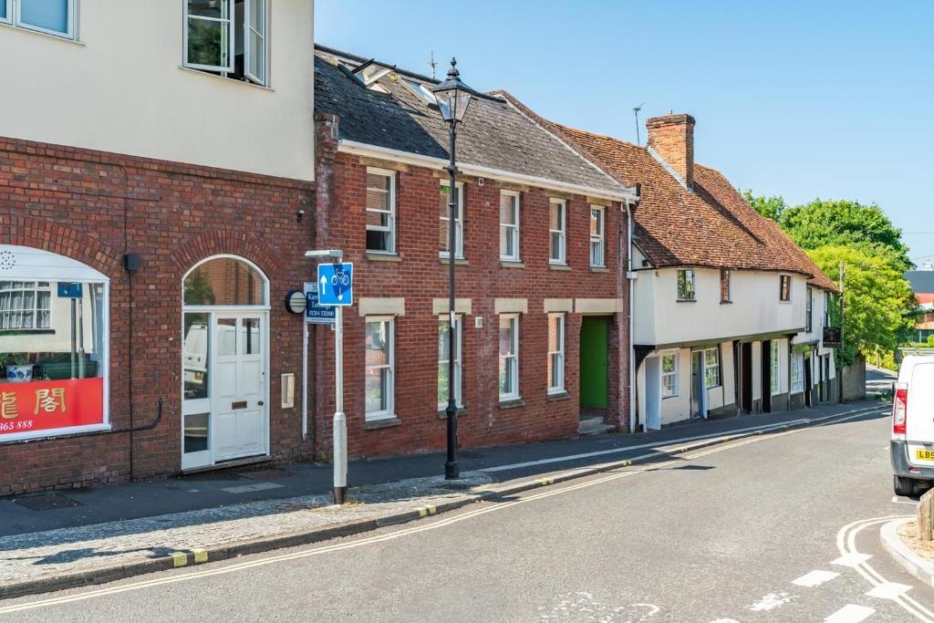Beautiful Flat Town Centre 55 inch Smart TV + Netflix
