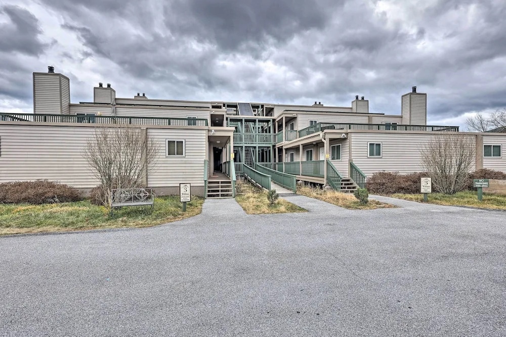 2 Mi to Skiing! Resort-style Beech Mountain Condo