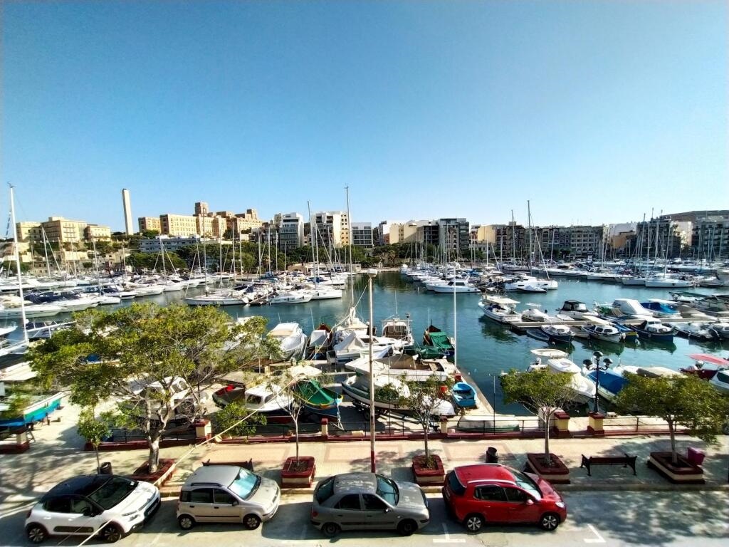 Bright and Spacious 2 Bedroom Apartment with Harbour View - 3