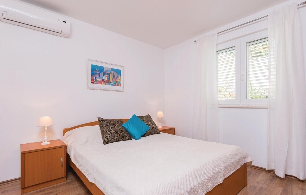 Stunning Home in Dingac With Wifi and 2 Bedrooms