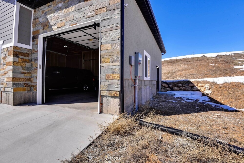 Sleek & Modern Morgan Abode: Great for Families!