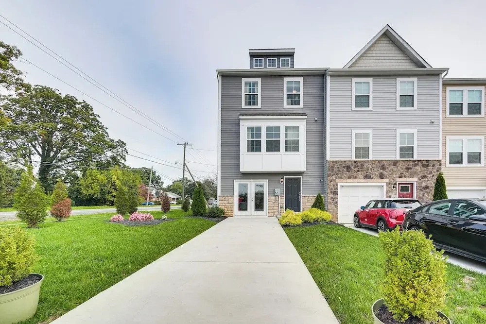 2 Mi to Hollywood Casino: Charles Town Townhome!