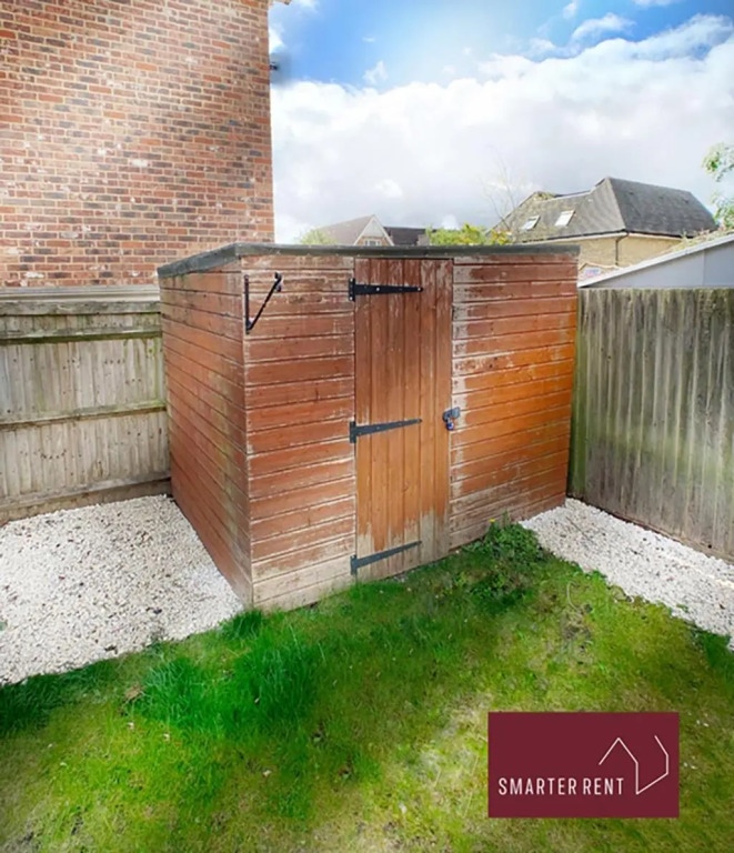 Ascot - Immaculate 2 Bed House with Parking