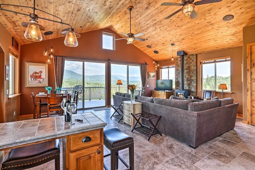 28 Mi to Yosemite: Lovely Mtn Cottage w/ Fire Pit!