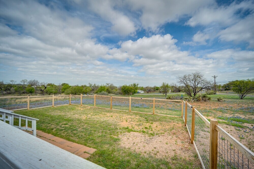Pet-friendly Texas Retreat w/ Deck & Gas Grill!