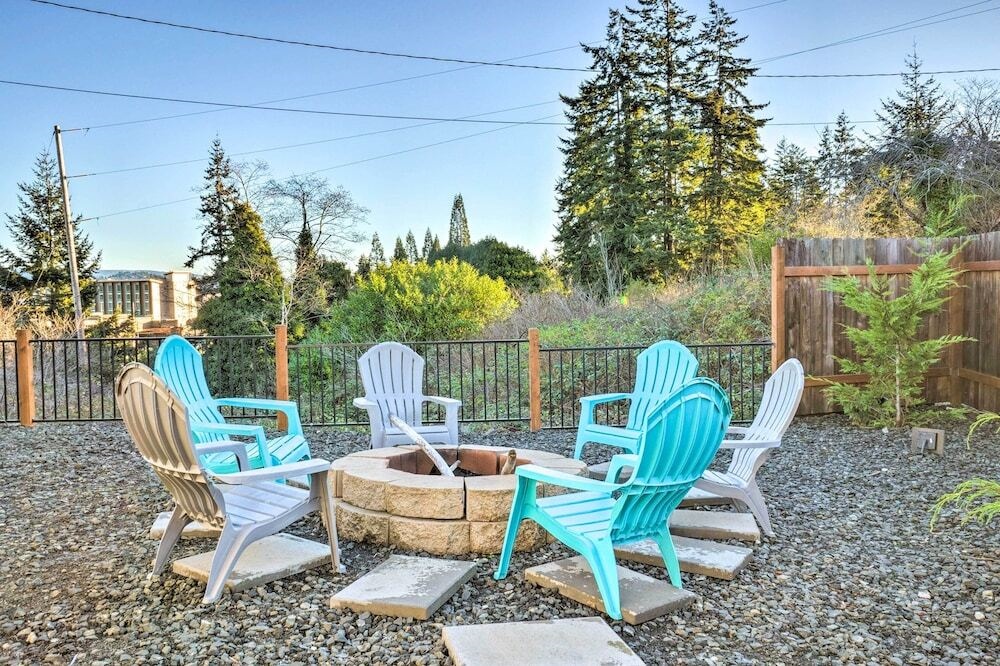 Pet-friendly North Bend Home w/ Bay Views!