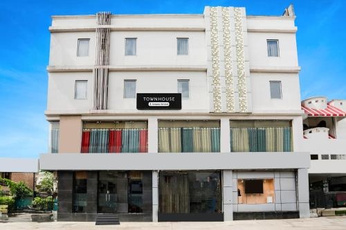 Super Townhouse Talwandi formerly Paras Royale