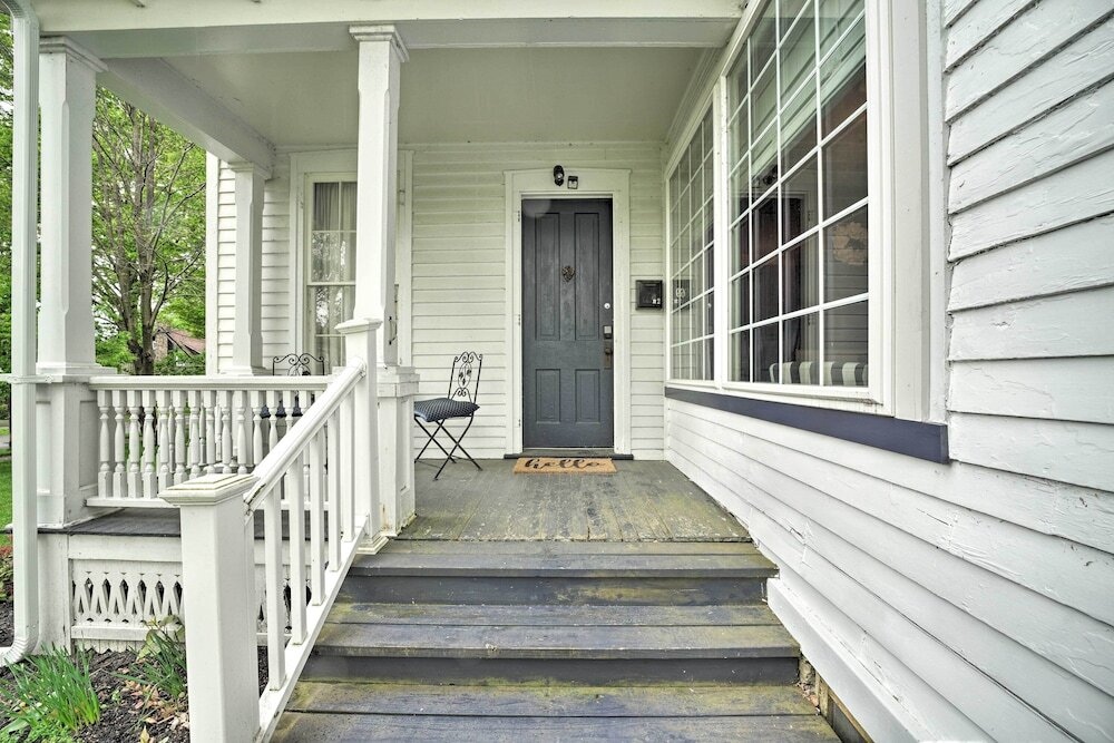 Romantic Apt Near Wineries, Golf & Lake Erie!