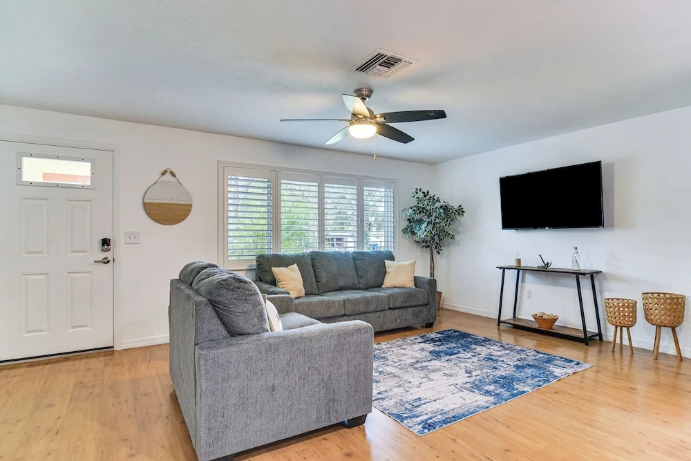 4 Mi to Indian Rocks Beach: Home w/ Screened Pool!