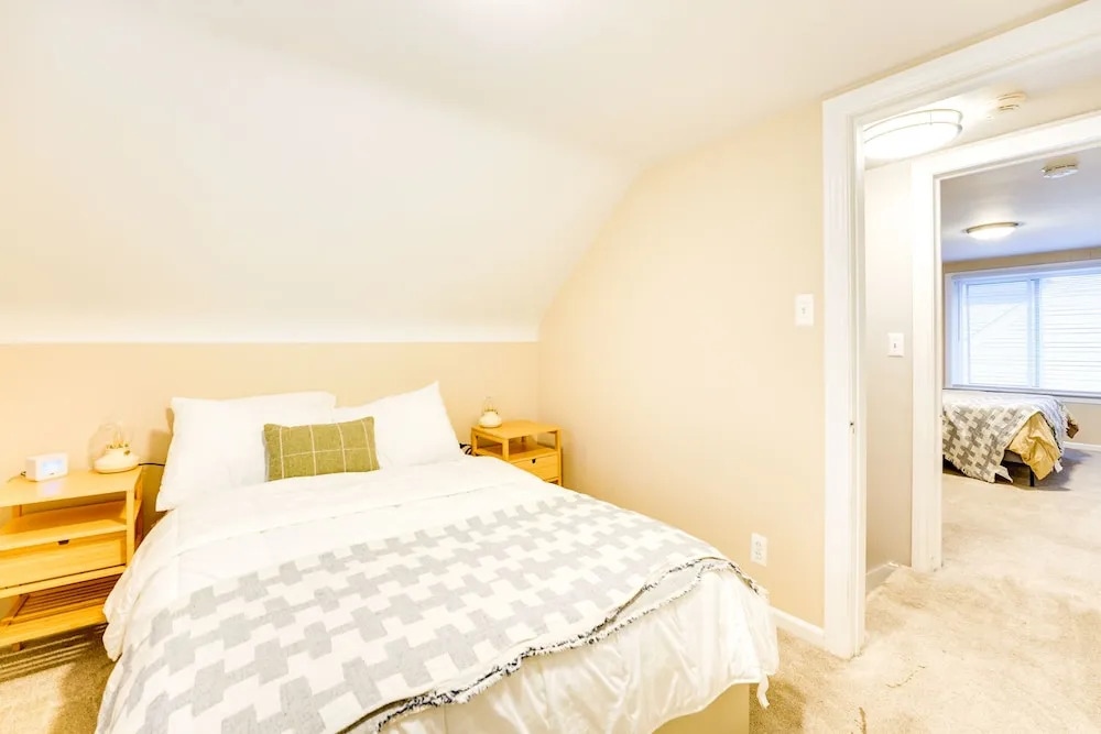 Wfh-friendly Home in Dearborn: Dogs Welcome!