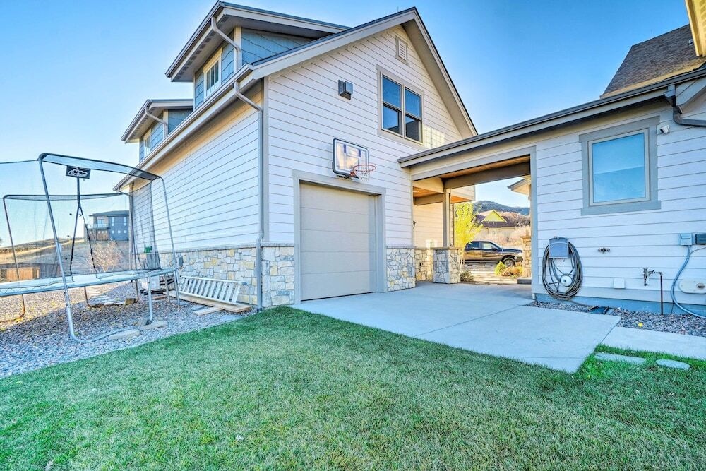 2 Mi to Town: Castle Rock Retreat w/ Fireplace!