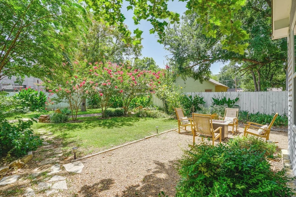 Granbury Home w/ Fire Pit, Walk to The Square!