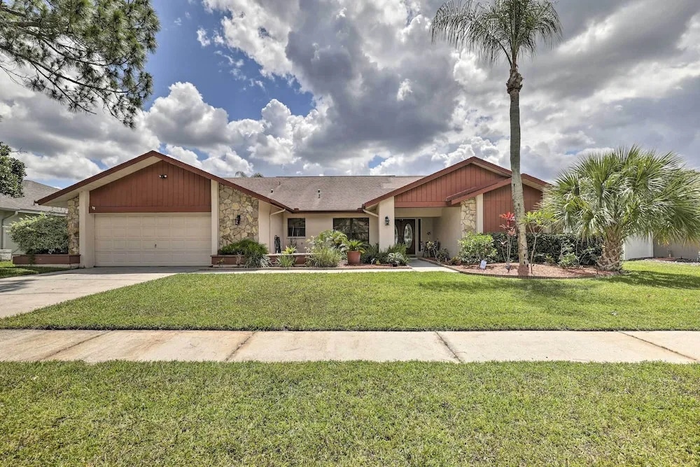 Relaxing Tampa Abode w/ Screened Lanai & Pool