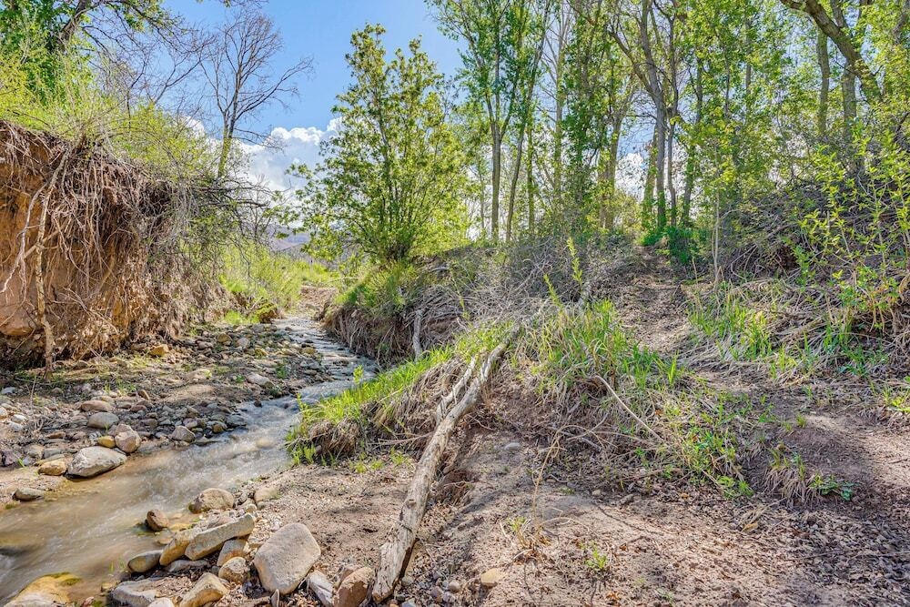 14 Mi to Main Street Moab: Cabin w/ Hot Tub Access