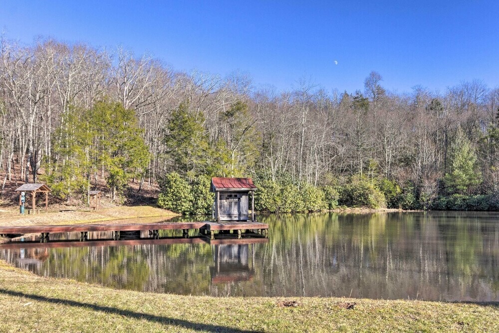 Modern Cabin w/ Deck, Grill & Chinquapin Amenities