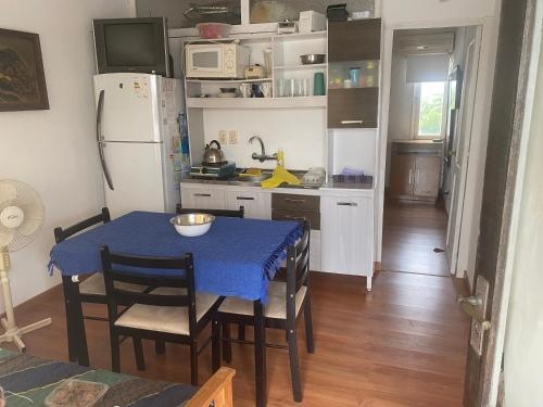 Apartamento cerca Playa Mansa y centro Maldonado aire acondicionado TV cable, Wifi Netflix