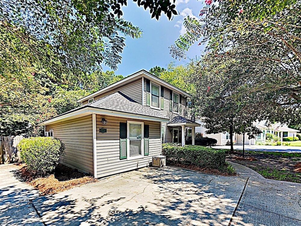 Quiet Near Beach & Charleston 3 Bedroom Home