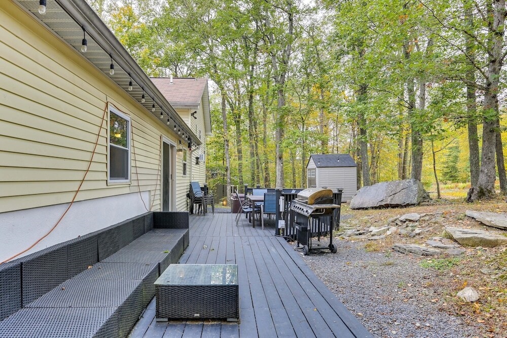 Hot Tub & Pool Access: Year-round Pocono Retreat!