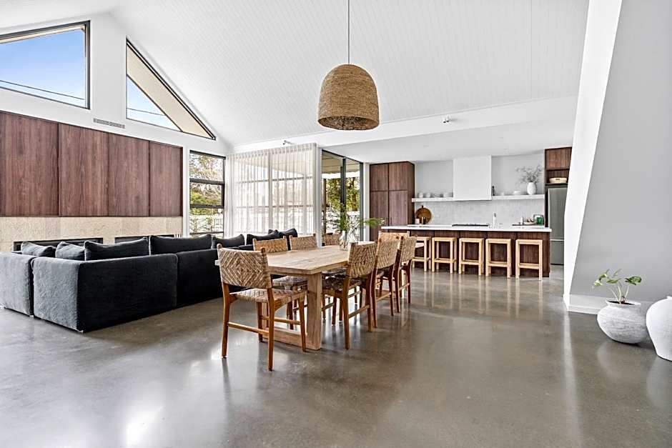 The Loft at Maple Cottages, Berry - by Linnaeus Collection