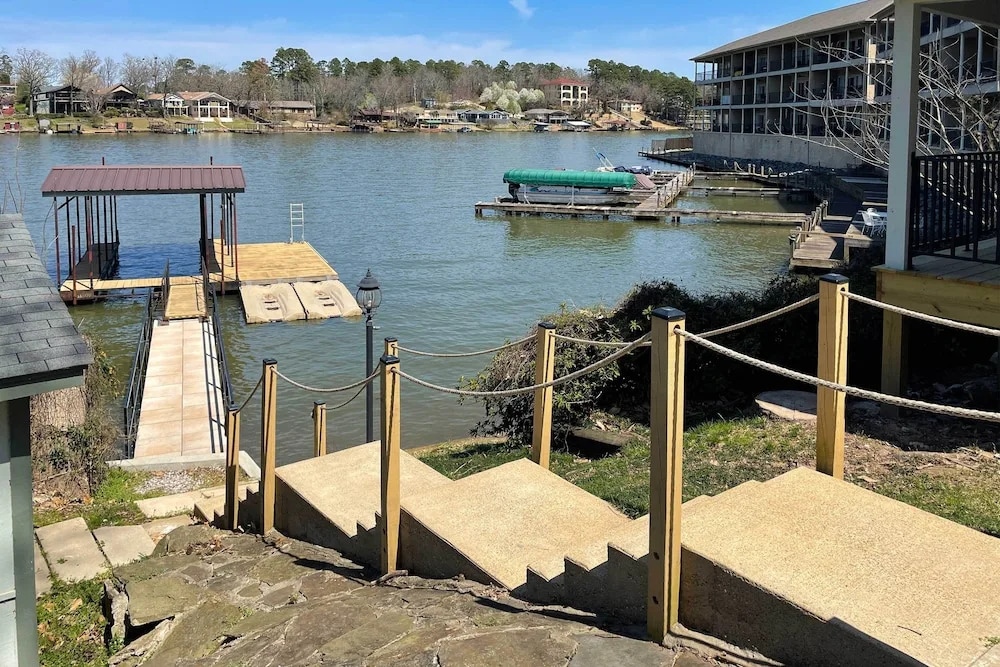 Waterfront Getaway w/ Dock on Lake Hamilton!