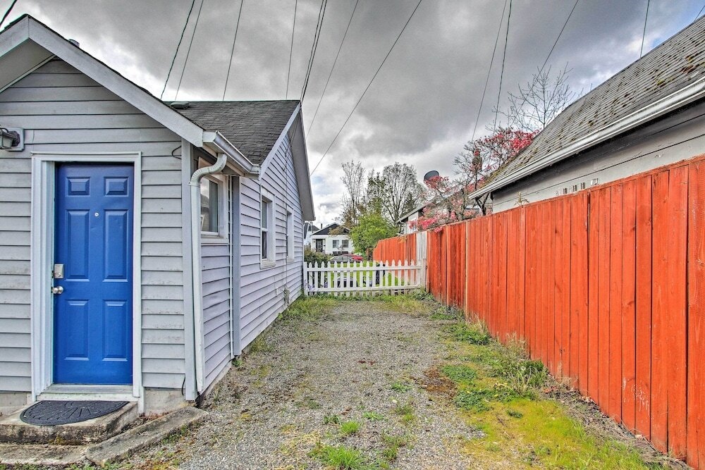 Lovely Tacoma Cottage w/ Fire Pit, Near Dtwn!