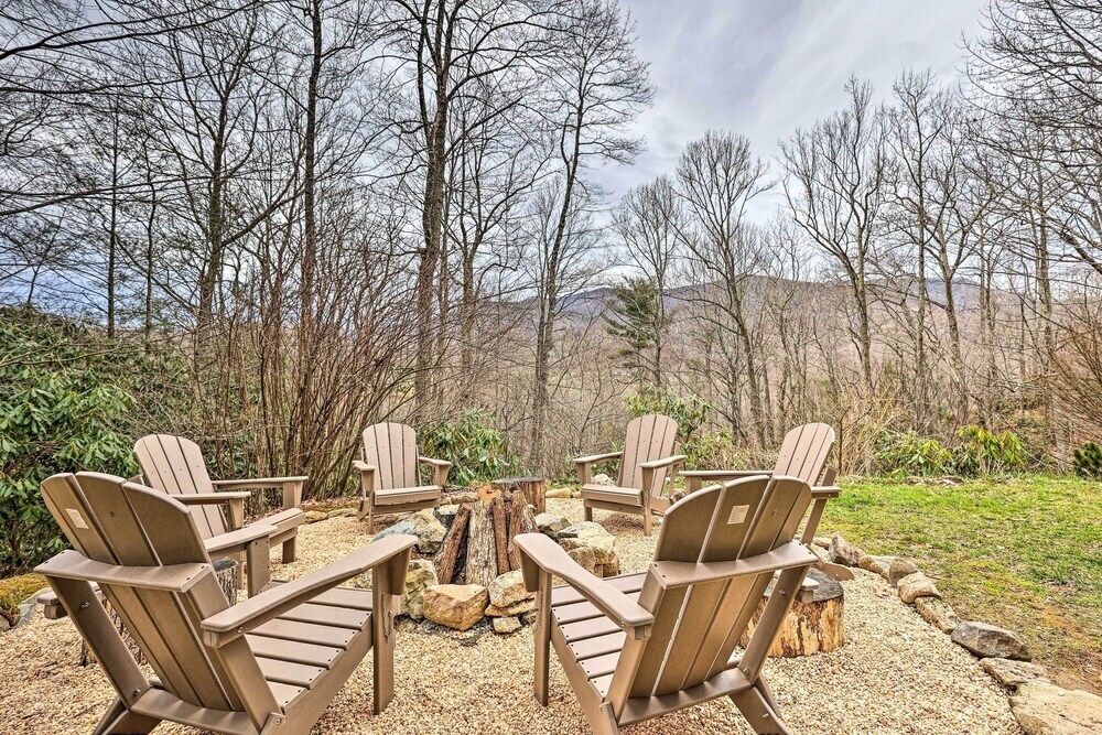 Game Room & Fire Pit: Spacious Elk Park Lodge!