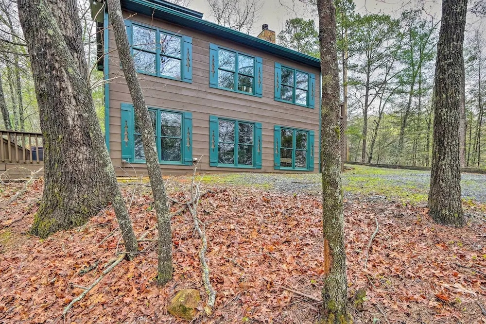 Blue Ridge Cabin w/ Hot Tub, Fire Pit, & Game Room