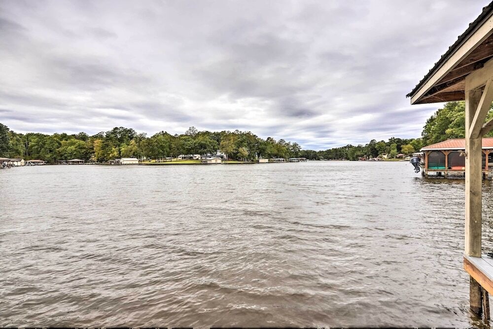 Eatonton Getaway on Lake Sinclair w/ Dock!