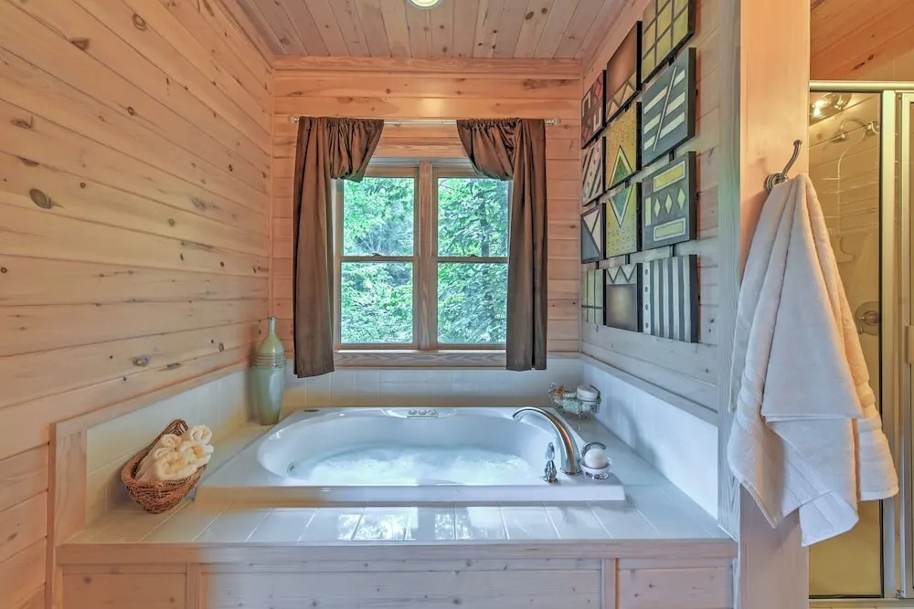 Dream Catcher: Luxe Cabin w/ Large Deck + Mtn View