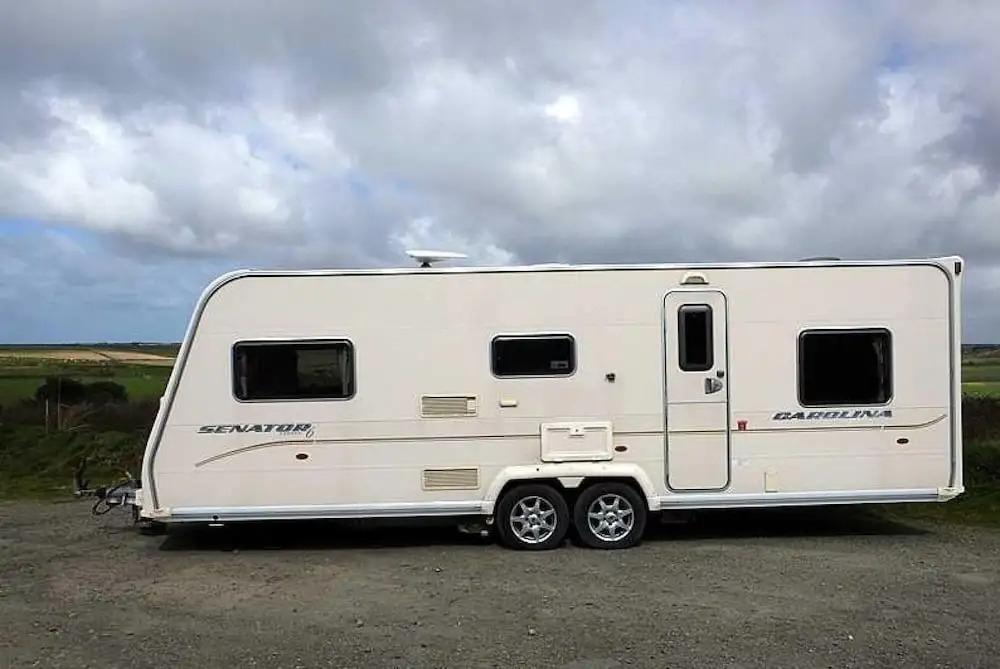 Stayzo Modern Caravan on a Family Friendly Site - With Free Wi-fi in the Chiltern Hills