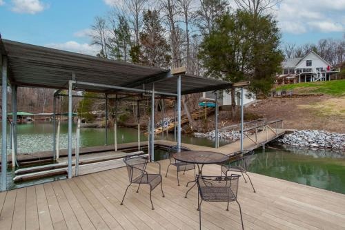 Lakeside Retreat - Private Lake Access