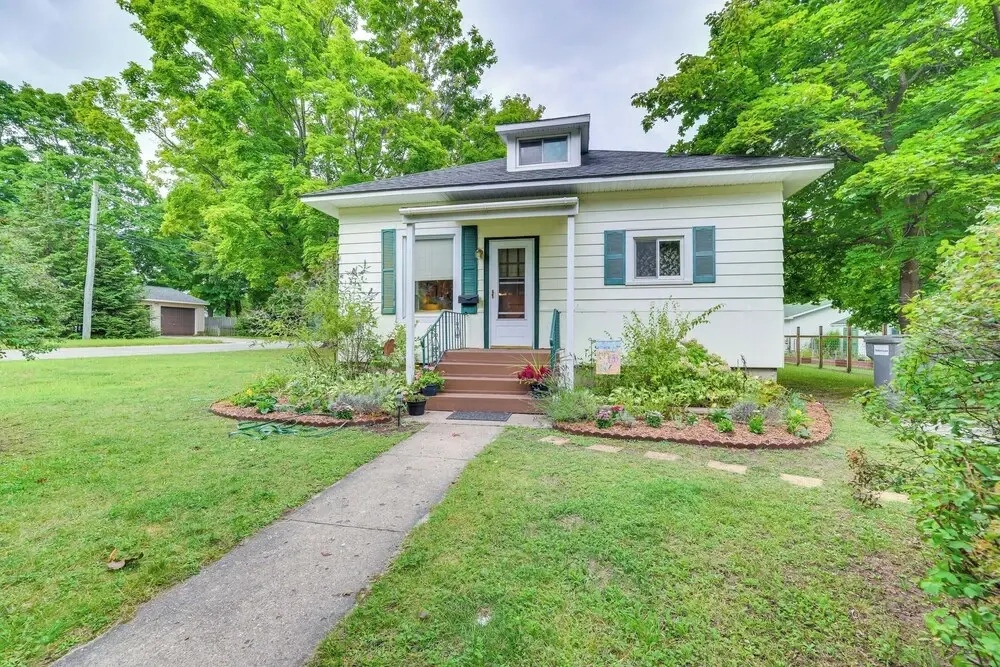 Walk to Lake Michigan: Pet-friendly Charlevoix Gem