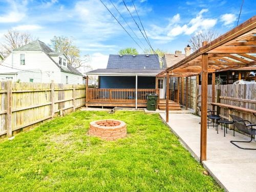 8 Mi to Louisville: New Albany Home w/ Grill!