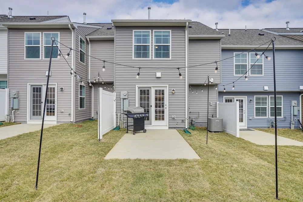 Charles Town Townhome: 9 Mi to Harpers Ferry