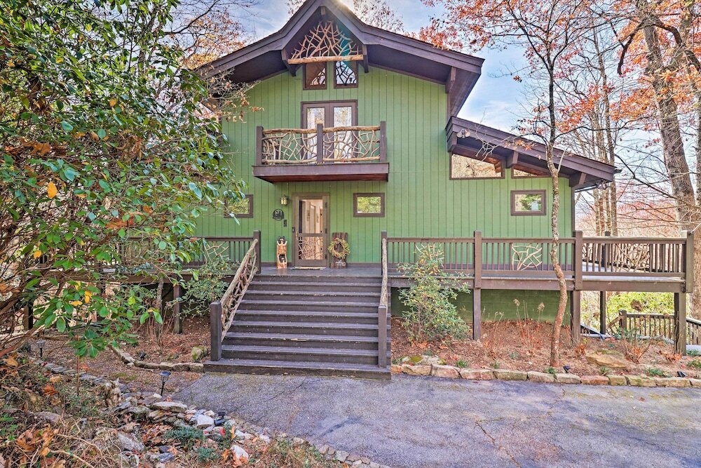 5 Mi to Ski Sapphire Valley: Cozy Retreat w/ Decks