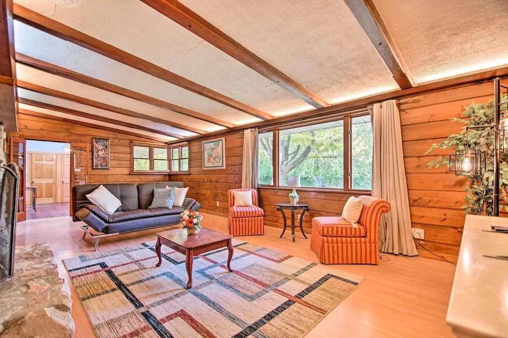 Fox River Grove Home: Pets Welcome!