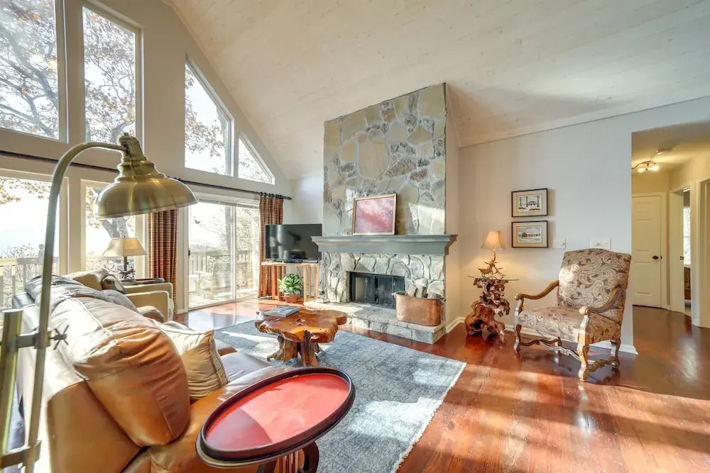 Cabin w/ Mountain Views: Near Cashiers & Highlands