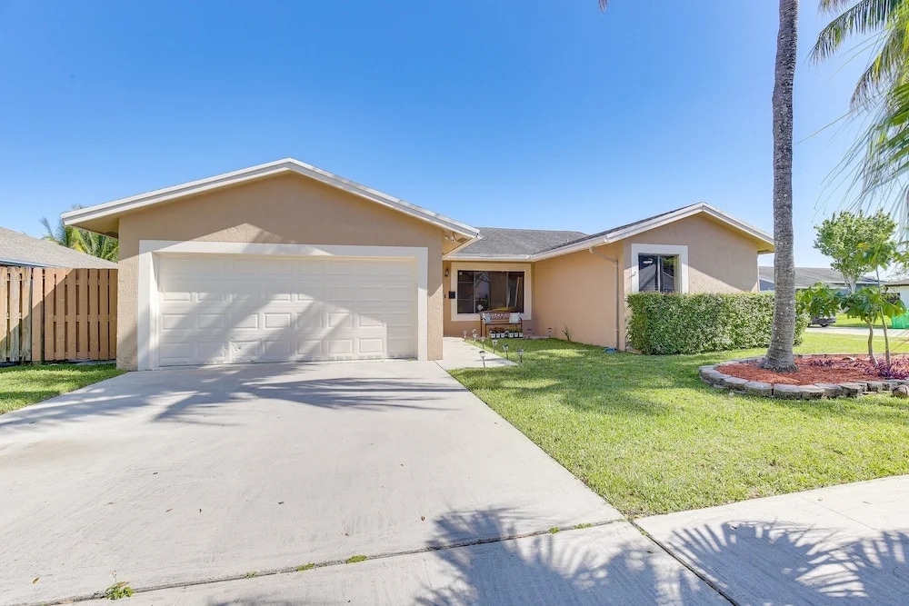 Near Beaches: Pet-friendly Sunrise Escape w/ Patio