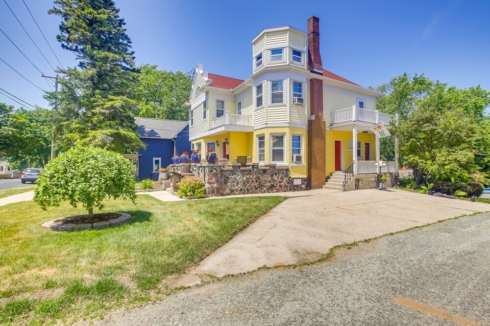 Algoma Victorian - Steps to Lake Michigan!