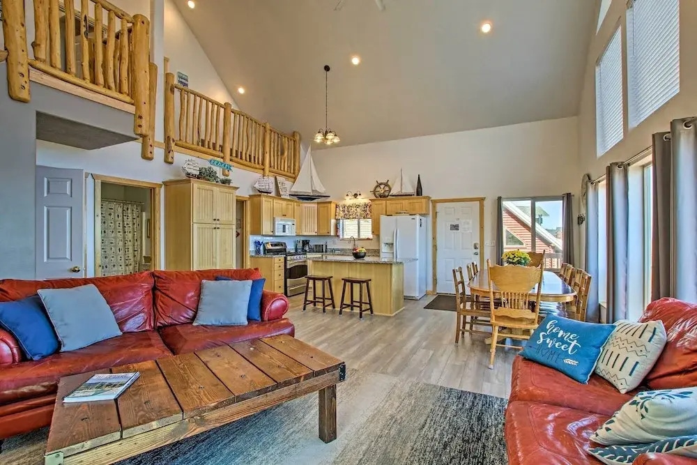 Garden City Lake House: Hot Tub & Views!