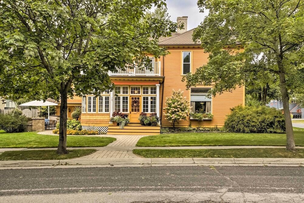 Dog-friendly Home w/ Balcony & Yard in Surgeon Bay