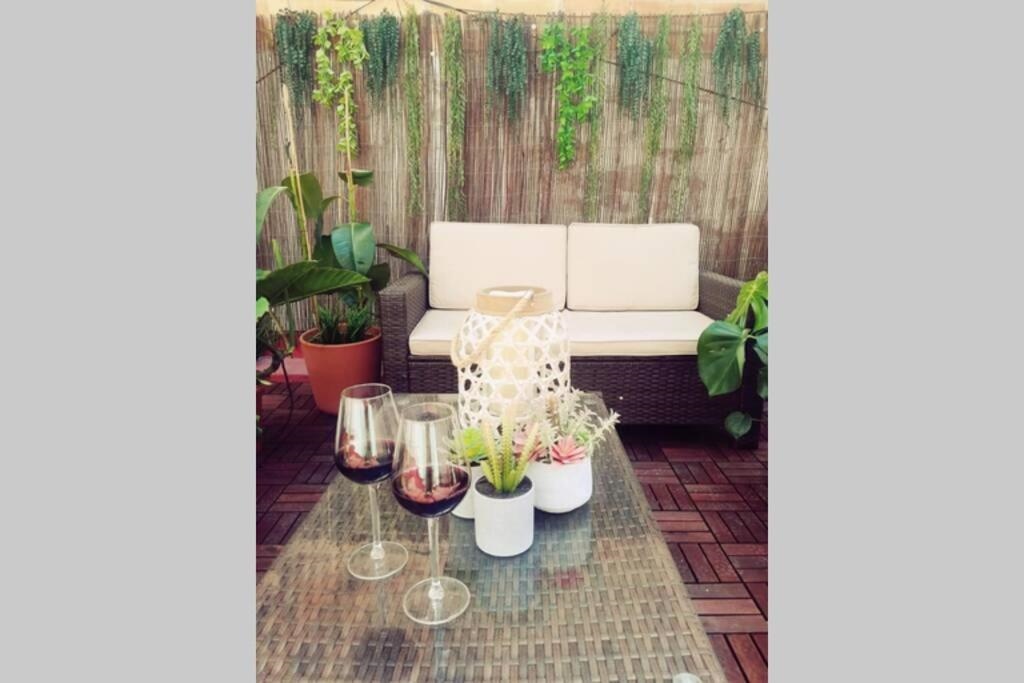 M4 Cool Terrace. 1 min to metro. 15 min to center