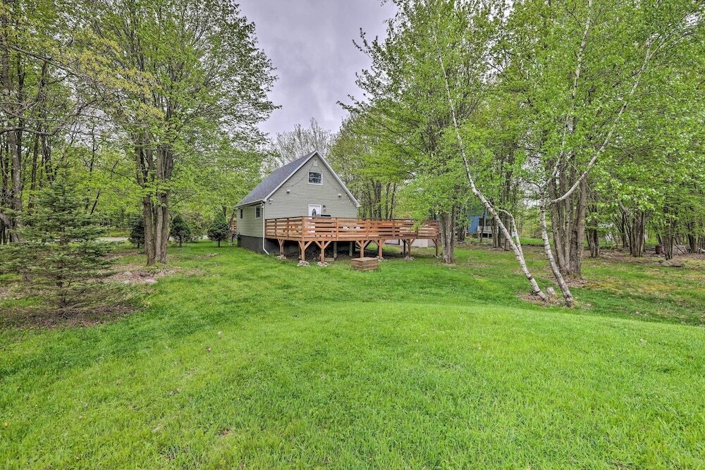 Near Lakes & Resorts: Pet-friendly Long Pond Abode