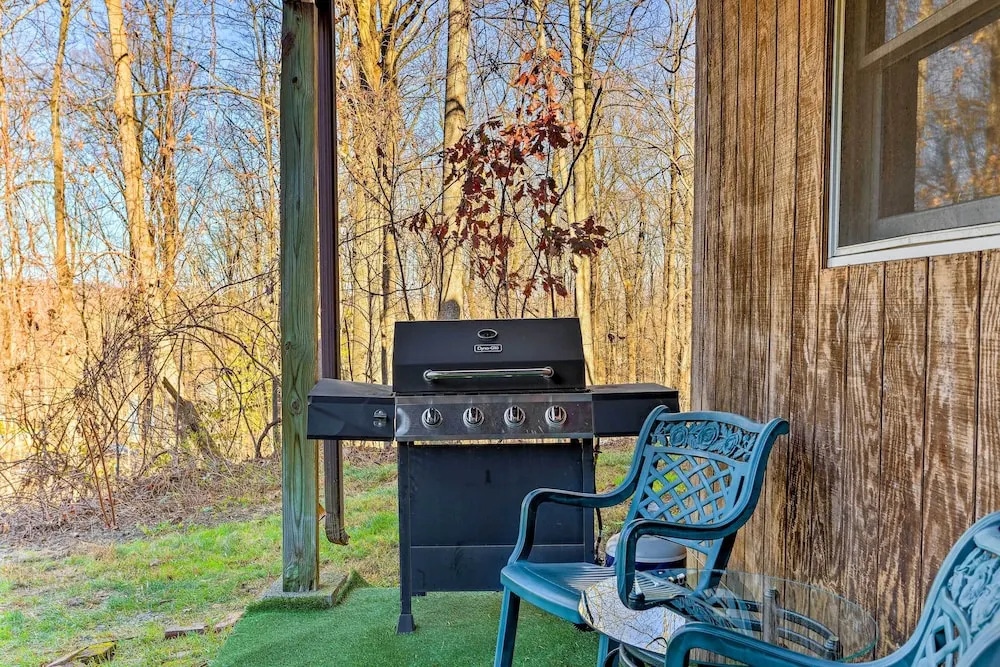 Charming Beacon Apt w/ Fire Pit: Near Hiking!