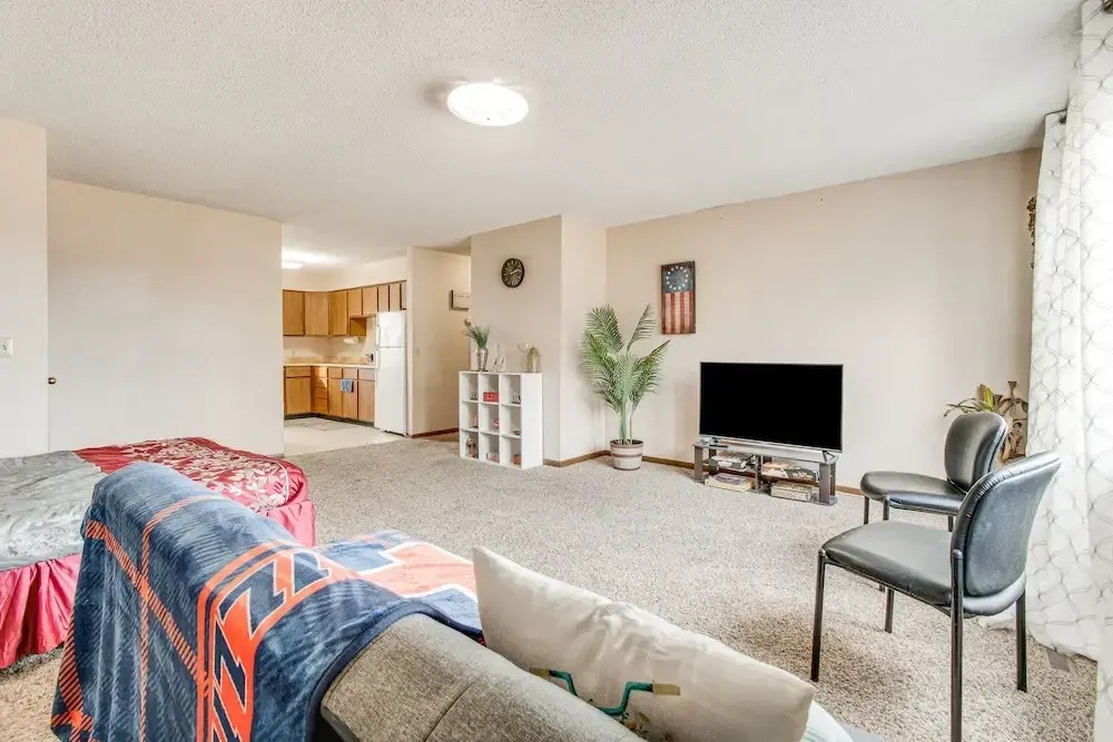 Savoy Apartment ~ 4 Mi to University of Illinois!