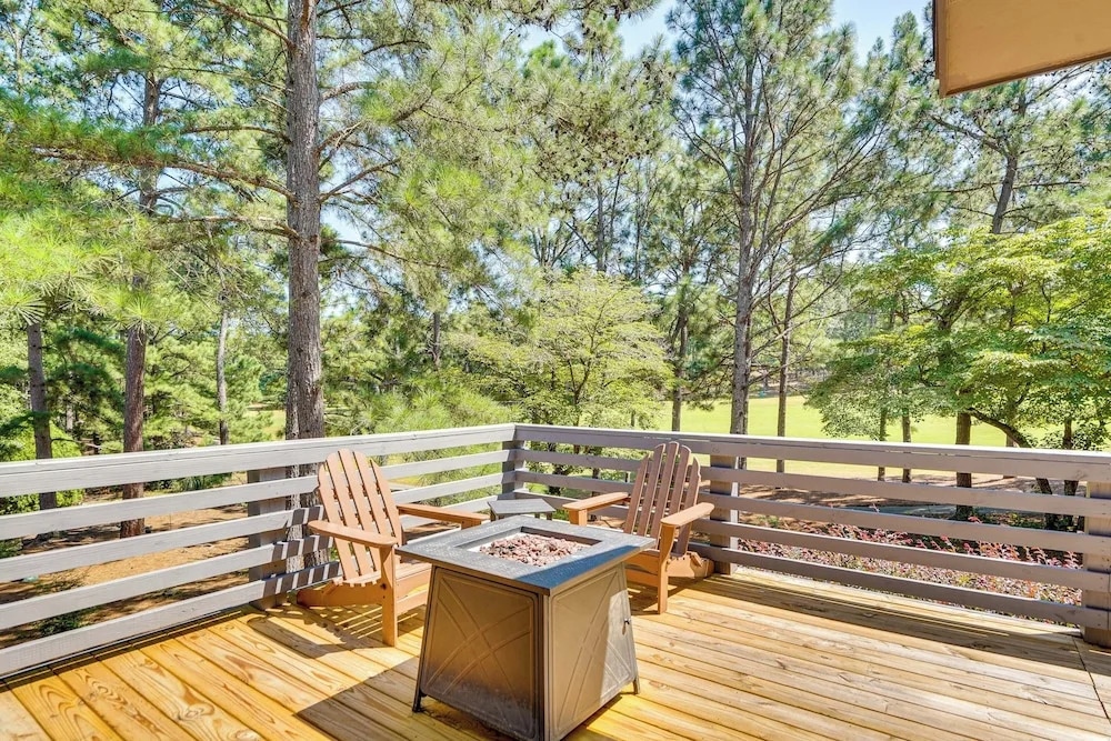 Pinehurst Home: Fire Pit, BBQ + Golf Course View!